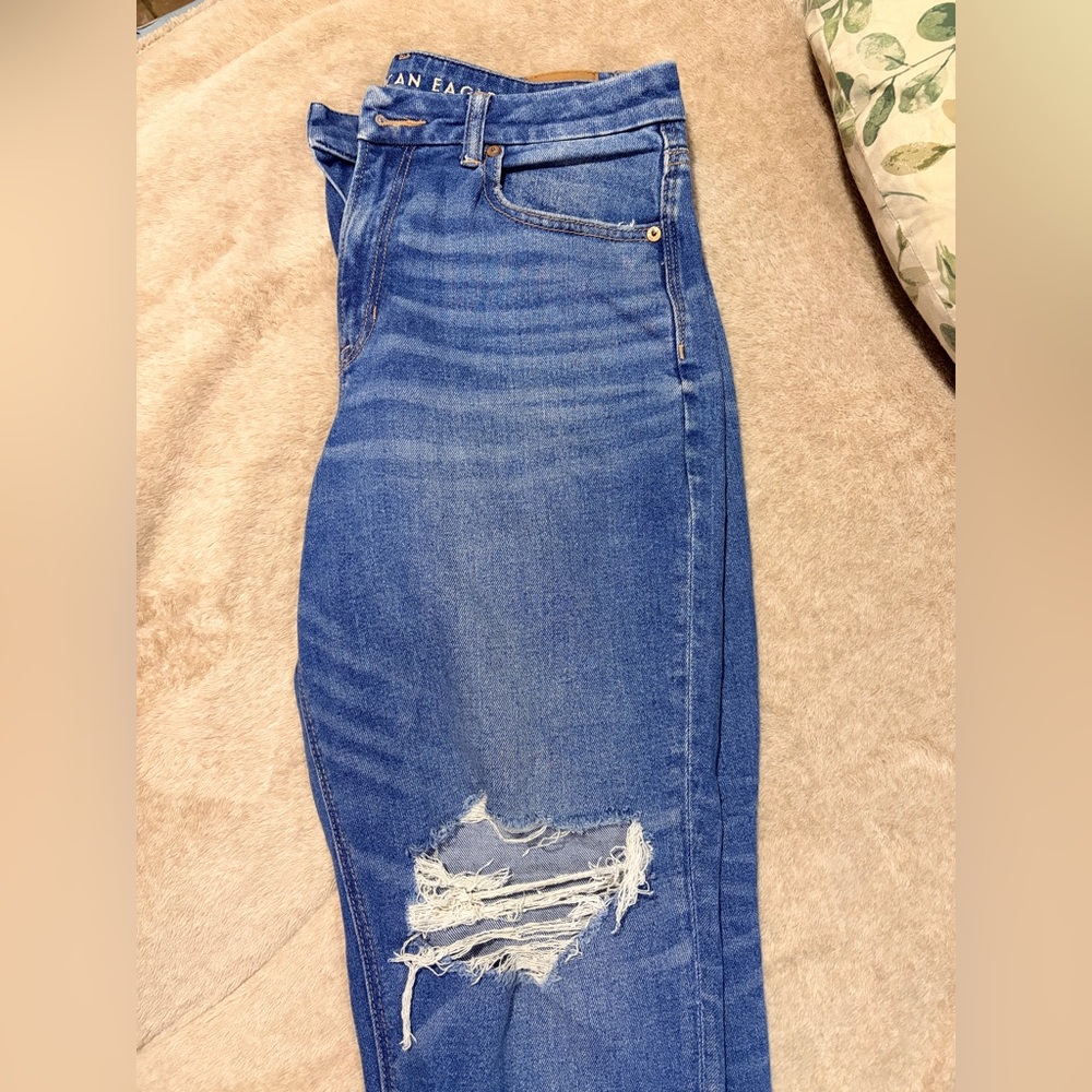 American Eagle Ripped Curvy Mom Jeans - Picture 3 of 8